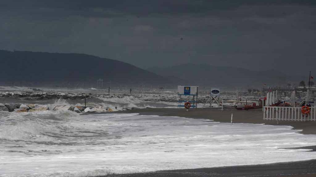 Maltempo a Marina di Massa (foto d'archivio)