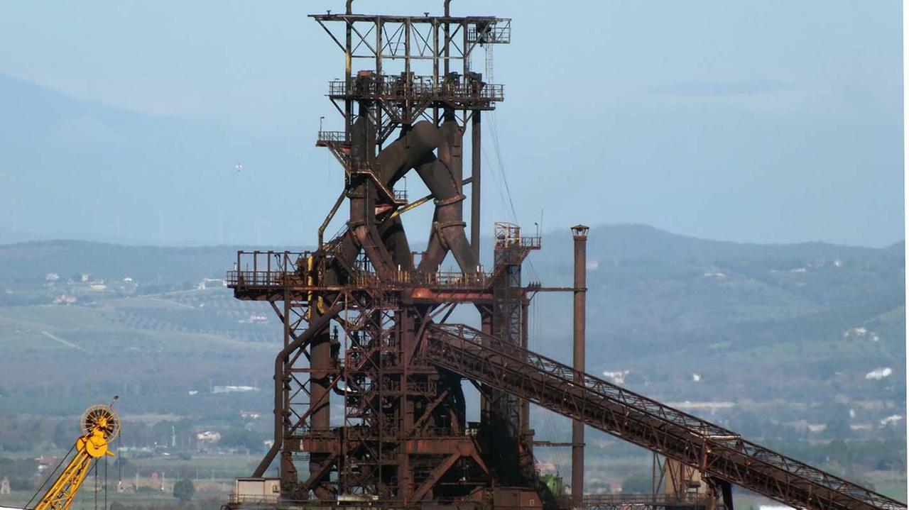 Il vecchio altoforno, spento ormai da oltre tre anni (foto di Paolo Barlettani)