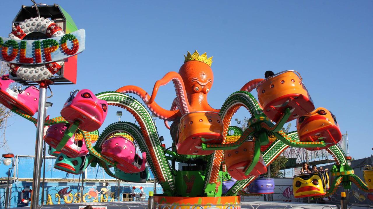 Il Luna Park nel viale Marconi a Prato