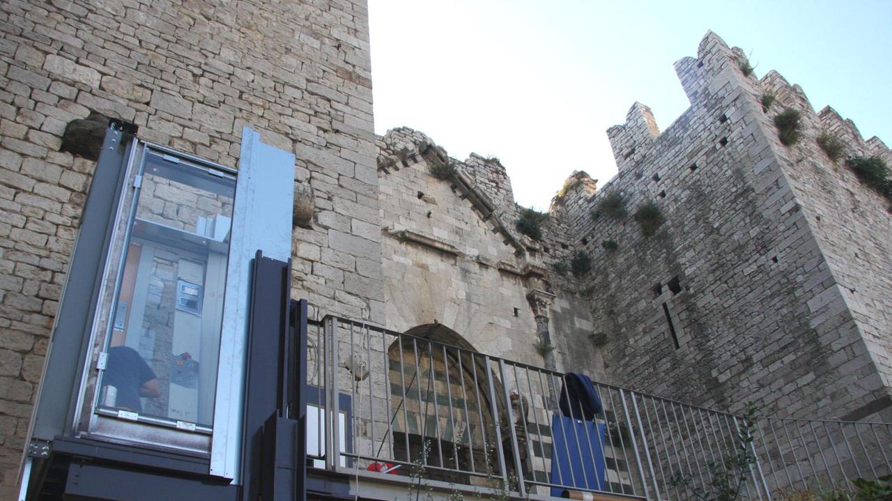 Anziana e disabile rimane bloccata nell'ascensore del Castello dell'Imperatore per 50 minuti