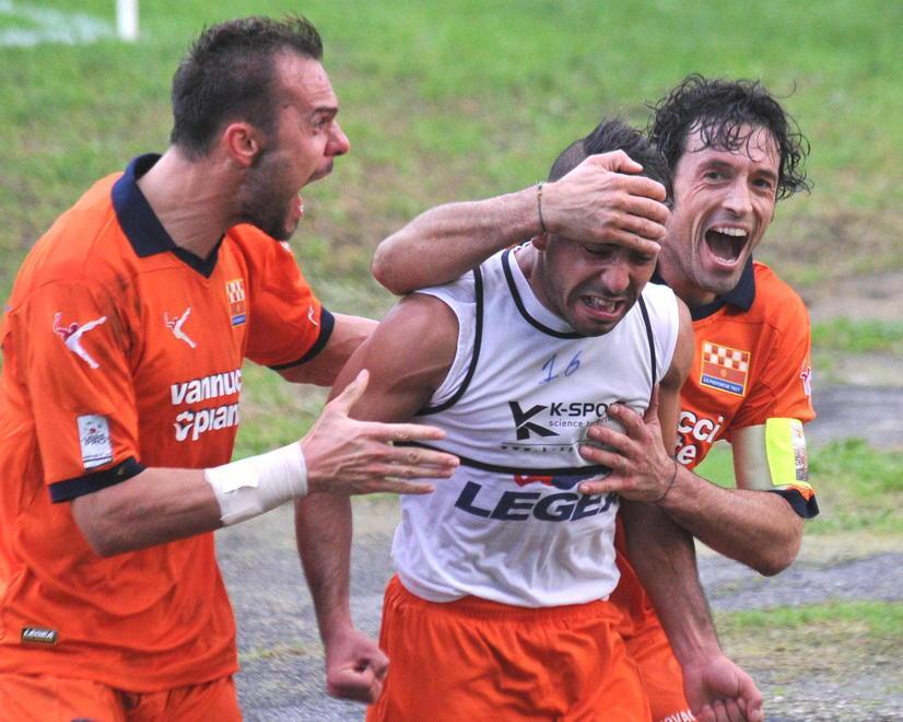 Hamlili festeggiato dopo un gol (foto Gori)