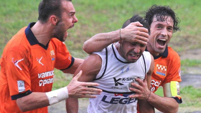 Hamlili festeggiato dopo un gol (foto Gori)