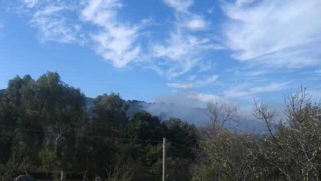 Il fumo dell'incendio alla periferia est di Santu Lussurgiu
