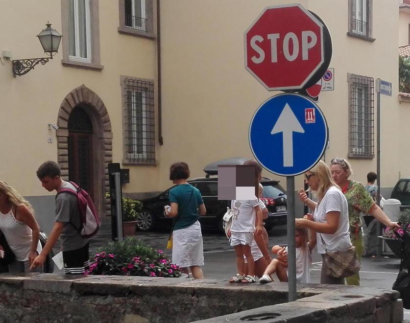 Turisti a rischio caduta in via del Fosso