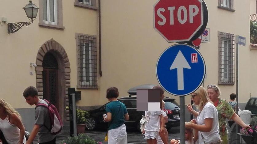 Turisti a rischio caduta in via del Fosso