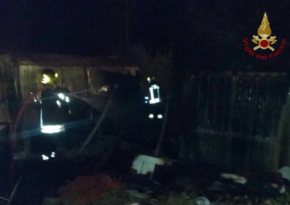 Incendio distrugge baracche, l'ombra del dolo