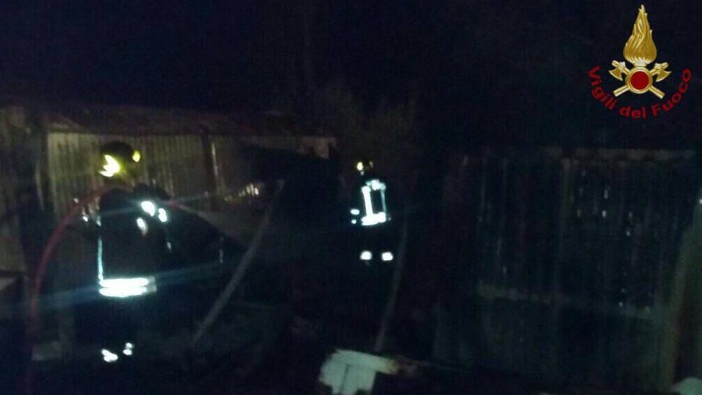 Incendio distrugge baracche, l'ombra del dolo