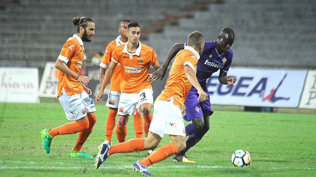 Babacar circondato da giocatori arancioni (foto Lorenzo Gori)