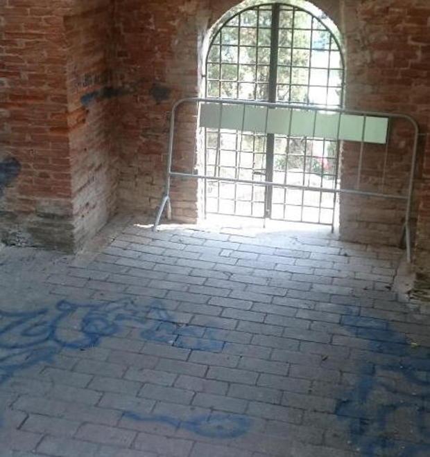 Trave pericolante chiusa la torre 