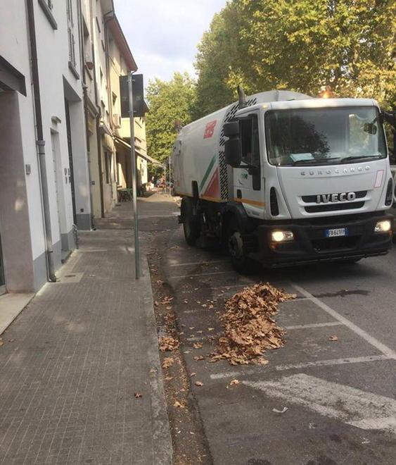 Pulizia delle strade, spazzatrice al lavoro