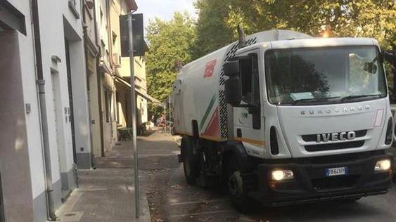 Pulizia delle strade, spazzatrice al lavoro