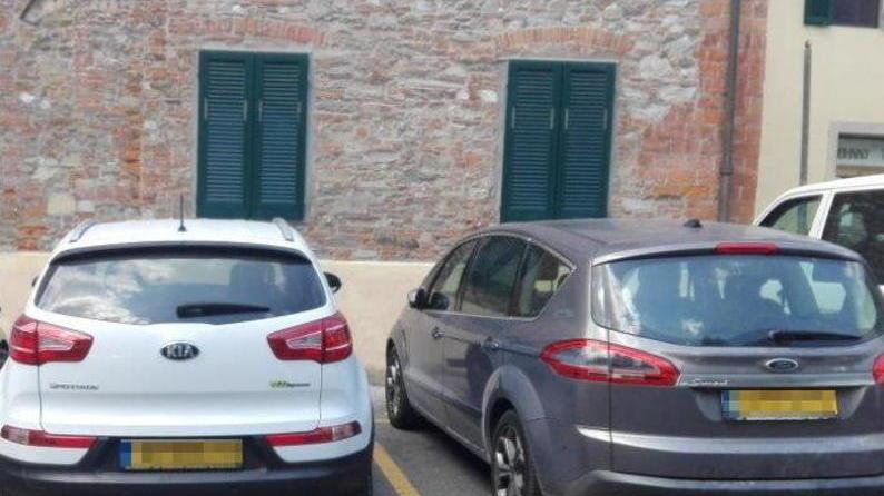 Stalli per i residenti occupati dai turisti
