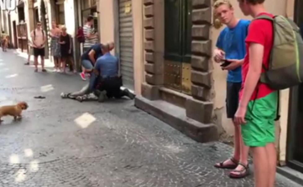 Lancia bici tra la gente Paura in via Fillungo 