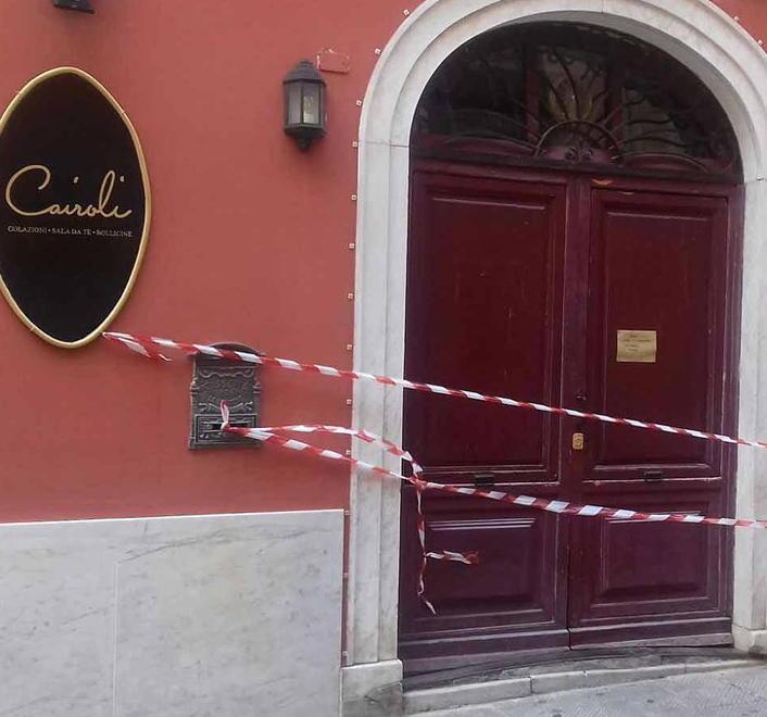 Cede soffitto, chiuso il Cairoli 