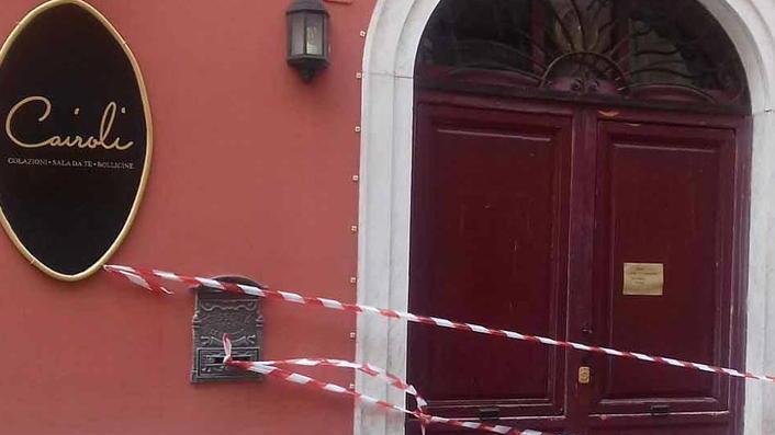 Cede soffitto, chiuso il Cairoli