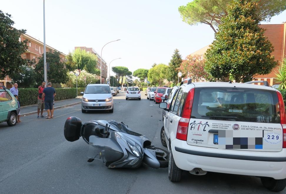 Auto contro motorino: due feriti