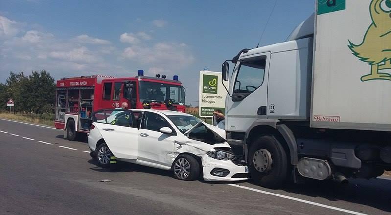 San Prospero. Schianto a tre: traffico in tilt