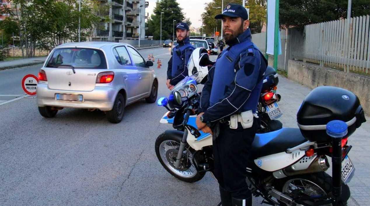 Bloccato dalla polizia locale il ladro seriale delle auto