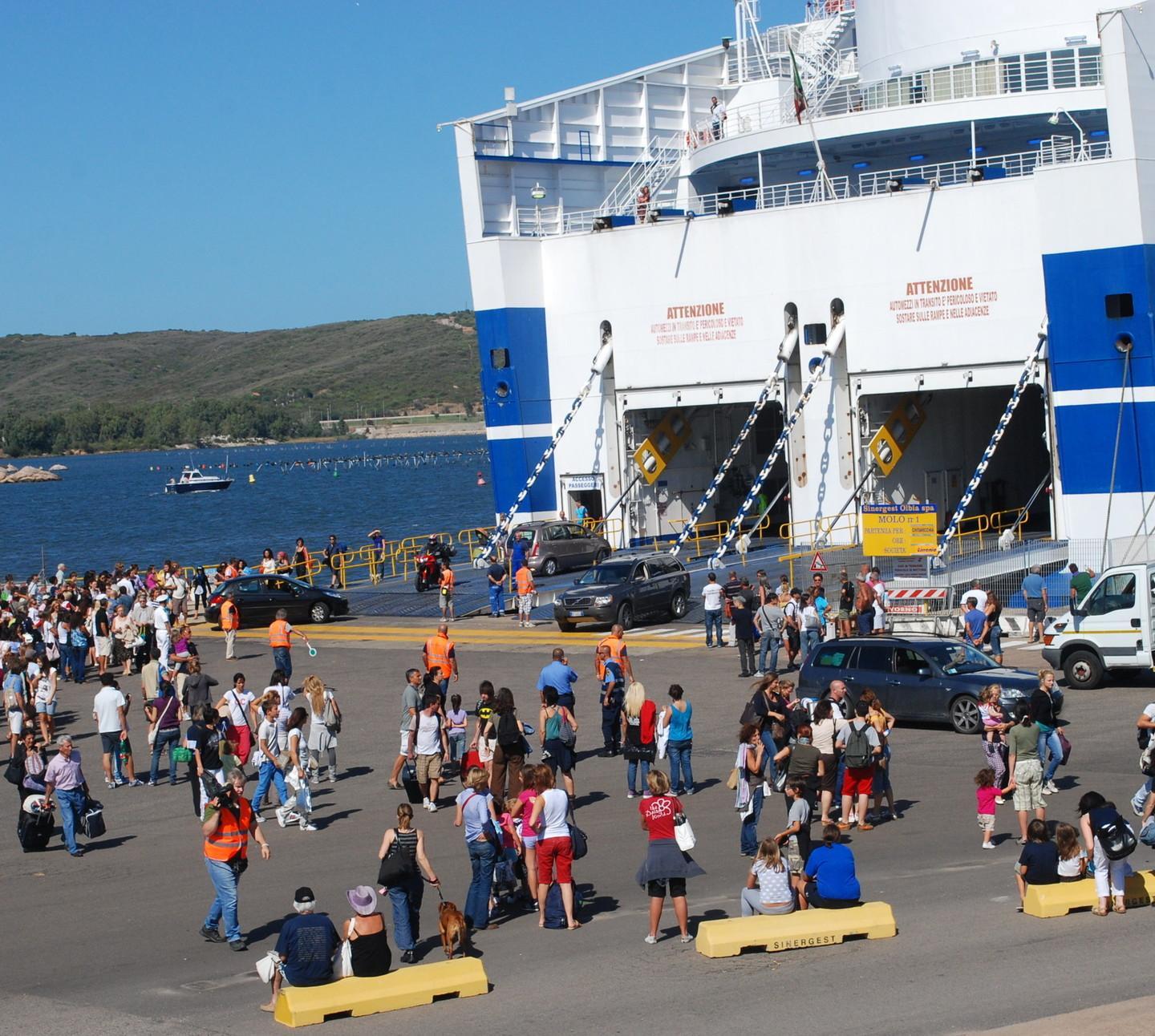 Boom di passeggeri nel porto di Arbatax 