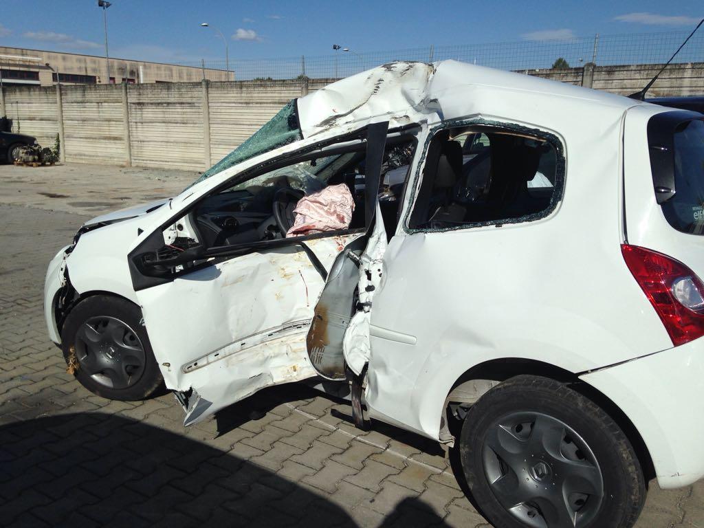 L'automobile danneggiata dallo schianto