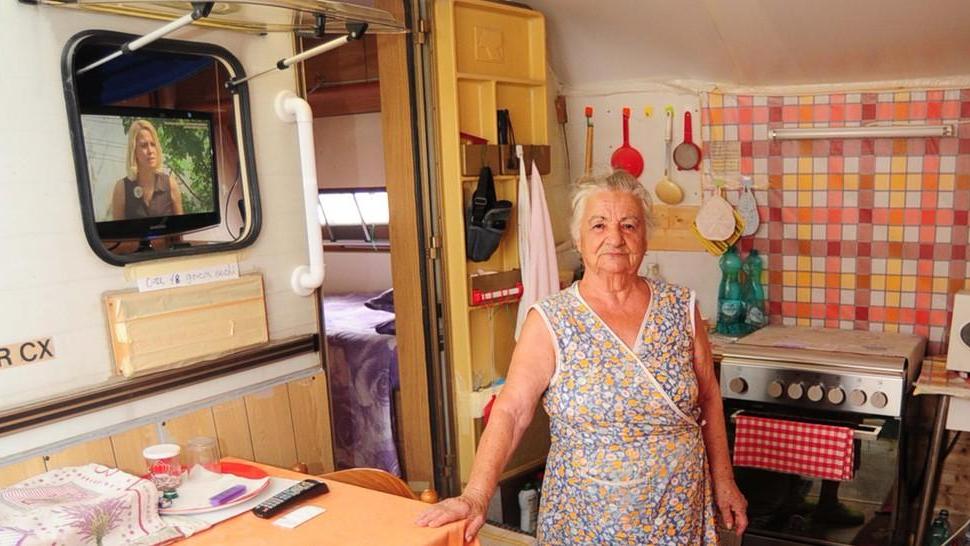 Mirandola. Ha 82 anni, da più di 5 vive in roulotte: «Burocrazia inumana»