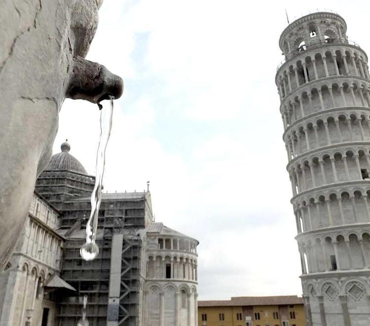 Una goccia d'acqua immortalata poco prima di cadere dalla fontana di piazza del Duomo (foto di Fabio Muzzi)