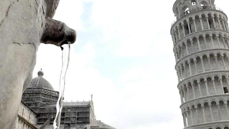 Una goccia d'acqua immortalata poco prima di cadere dalla fontana di piazza del Duomo (foto di Fabio Muzzi)