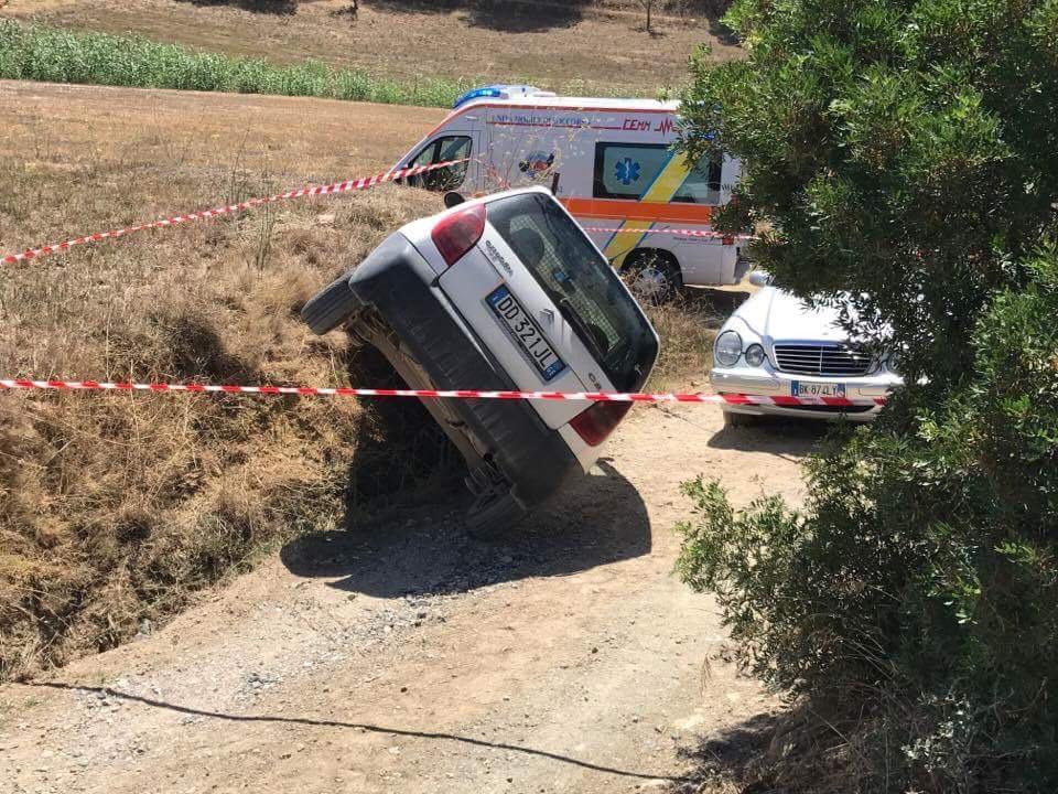 L'auto finita contro il terrapieno (foto Di Stefano)