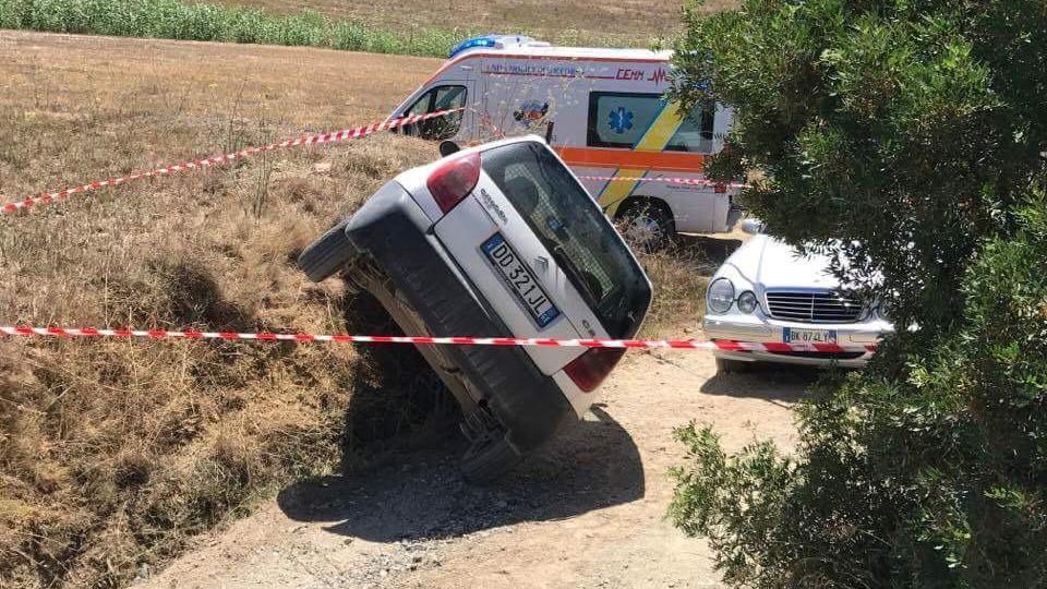 L'auto finita contro il terrapieno (foto Di Stefano)