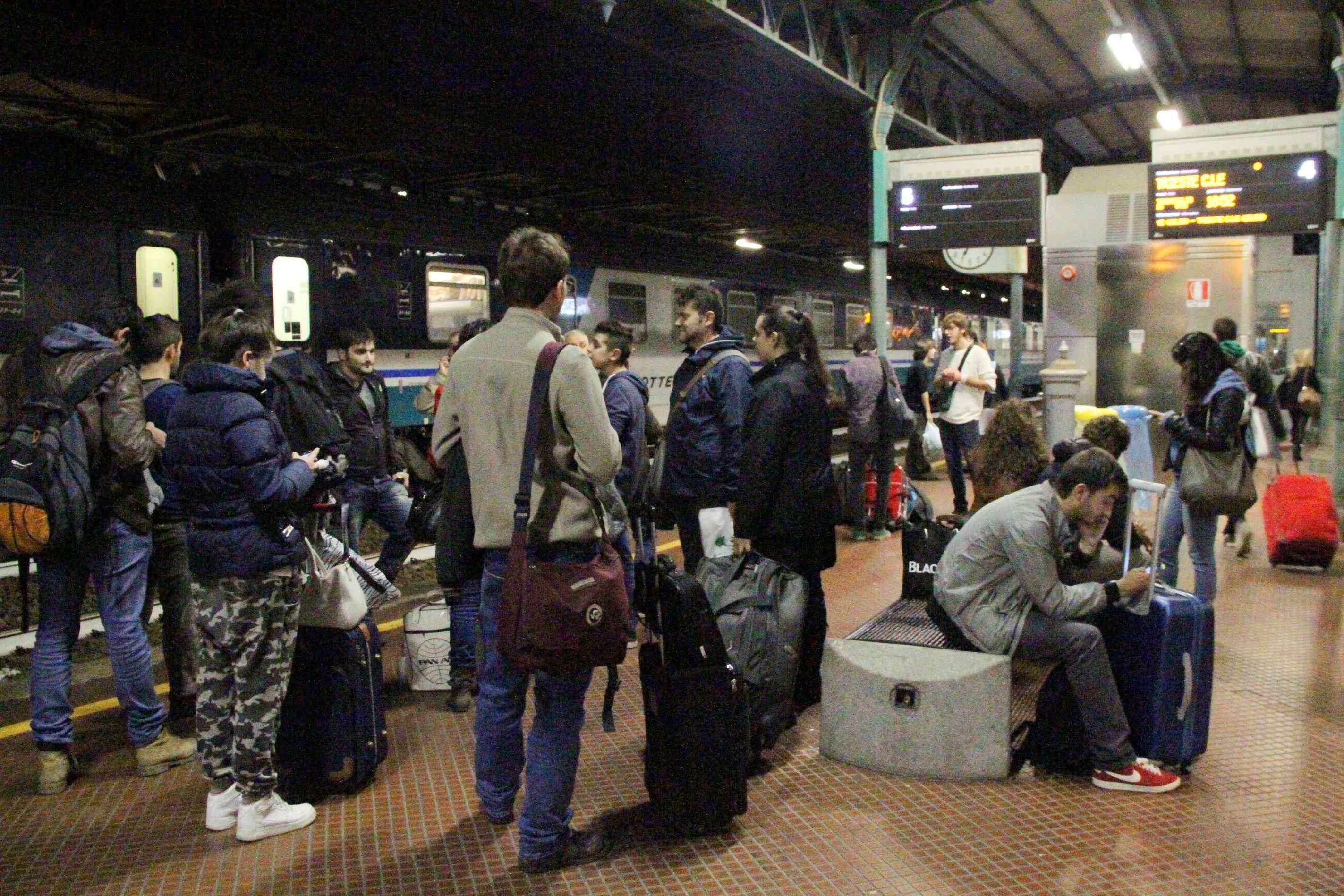 La stazione di Prato affollata (foto Batavia)