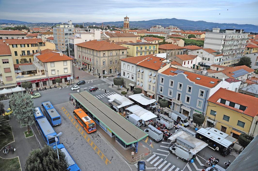 La pensilina degli autobus Ctt Nord in  piazza della Libertà a Cecina