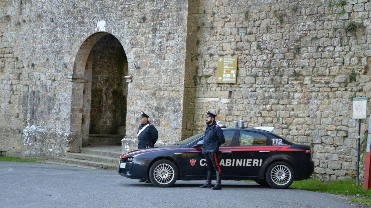 Pattuglia dei carabinieri a Volterra