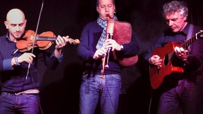 Artinscena: note irlandesi, tango omaggio ai Queen e le magie di Fanelli