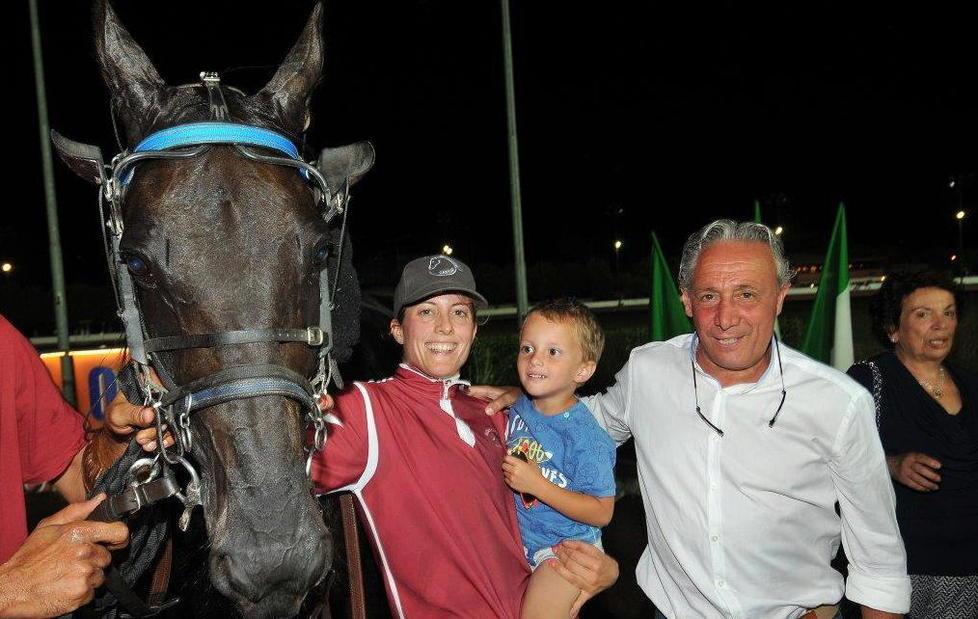 Rebecca Dami col figlio e Simone Magrini dell'Agricola Gloria (Foto Rosellini)