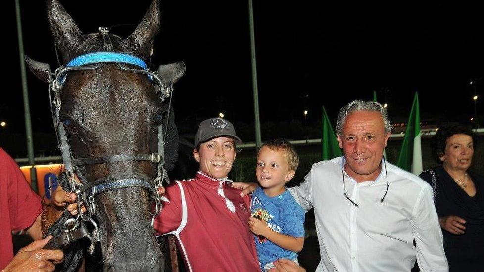 Rebecca Dami col figlio e Simone Magrini dell'Agricola Gloria (Foto Rosellini)