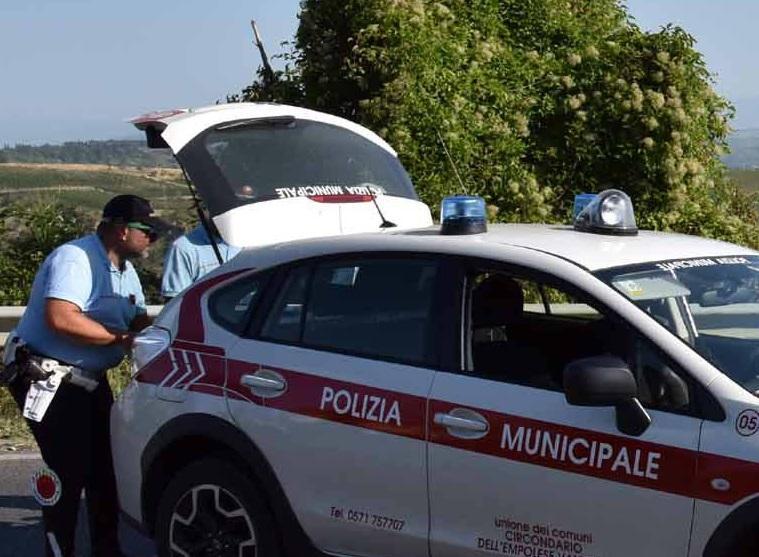 Una pattuglia della polizia municipale (foto d'archivio)