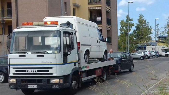 A caccia di auto abbandonate da mesi