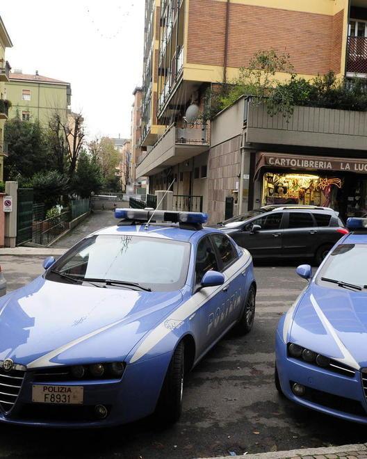 Topo d’auto “chiuso” dalla polizia e poi ammanettato