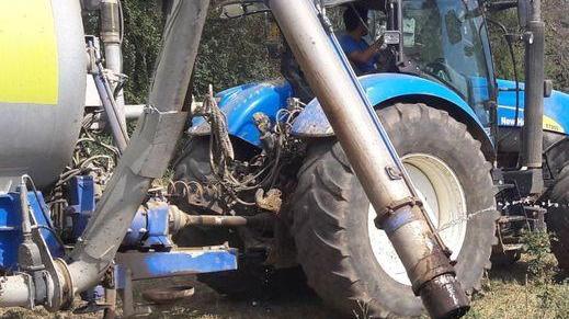 Emergenza siccità I volontari innaffiano il parco “a 5 Stelle”
