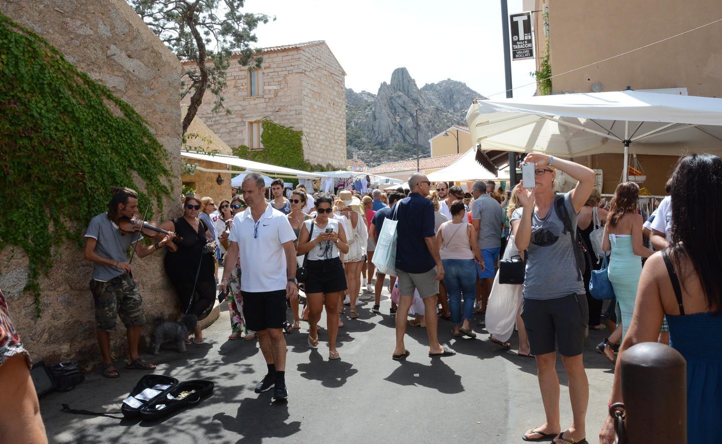 San Pantaleo, il mercatino cambia pelle gli artisti non ci sono più 