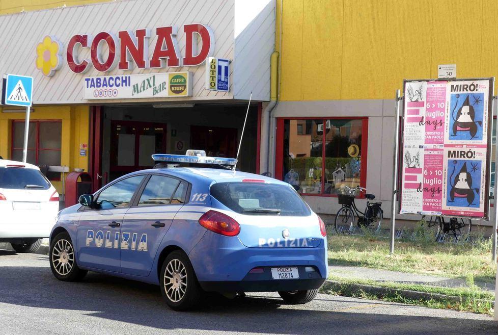 Sbaglia a cucire l’orlo dei pantaloni, il cliente va su tutte le furie 