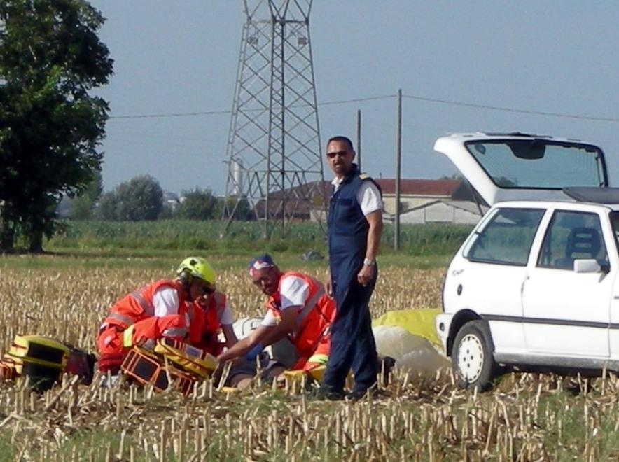 Tradito dal vento, giovane all’ospedale ferito dalla vela da parapendio