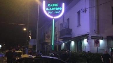 L'intervento dei carabinieri davanti al bar Martino di via Roma