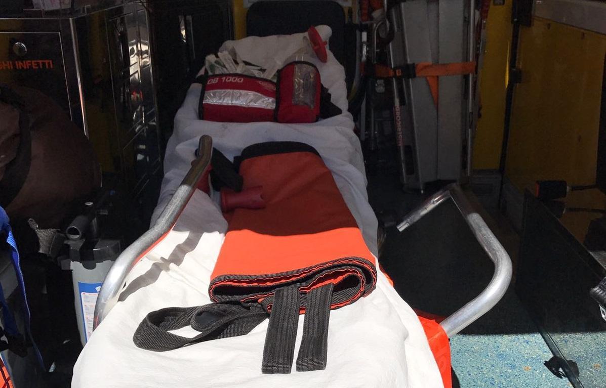 I danni alla barella dell'ambulanza