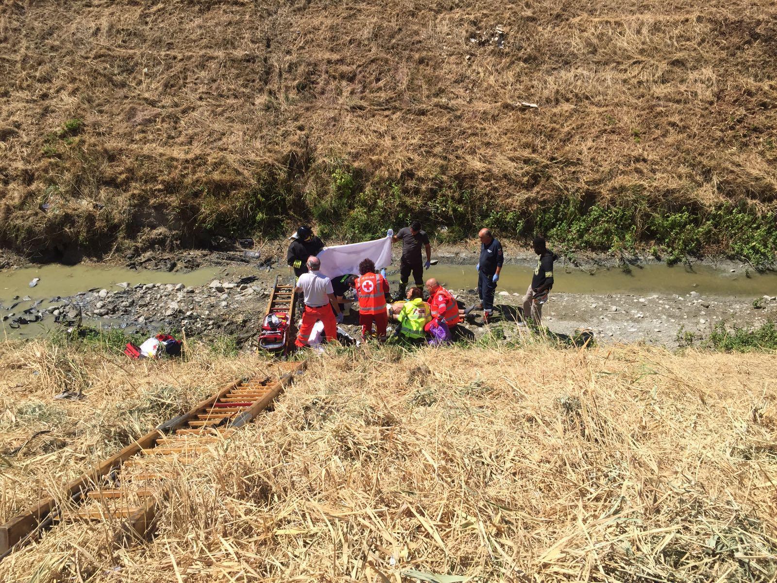 Reggio Emilia, esce di strada e finisce nel canale: giovane in condizioni critiche