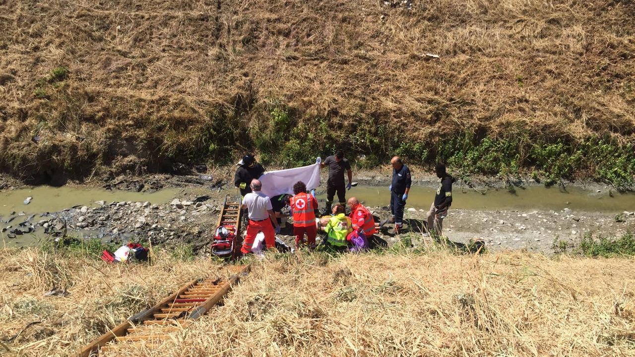 Reggio Emilia, esce di strada e finisce nel canale: giovane in condizioni critiche