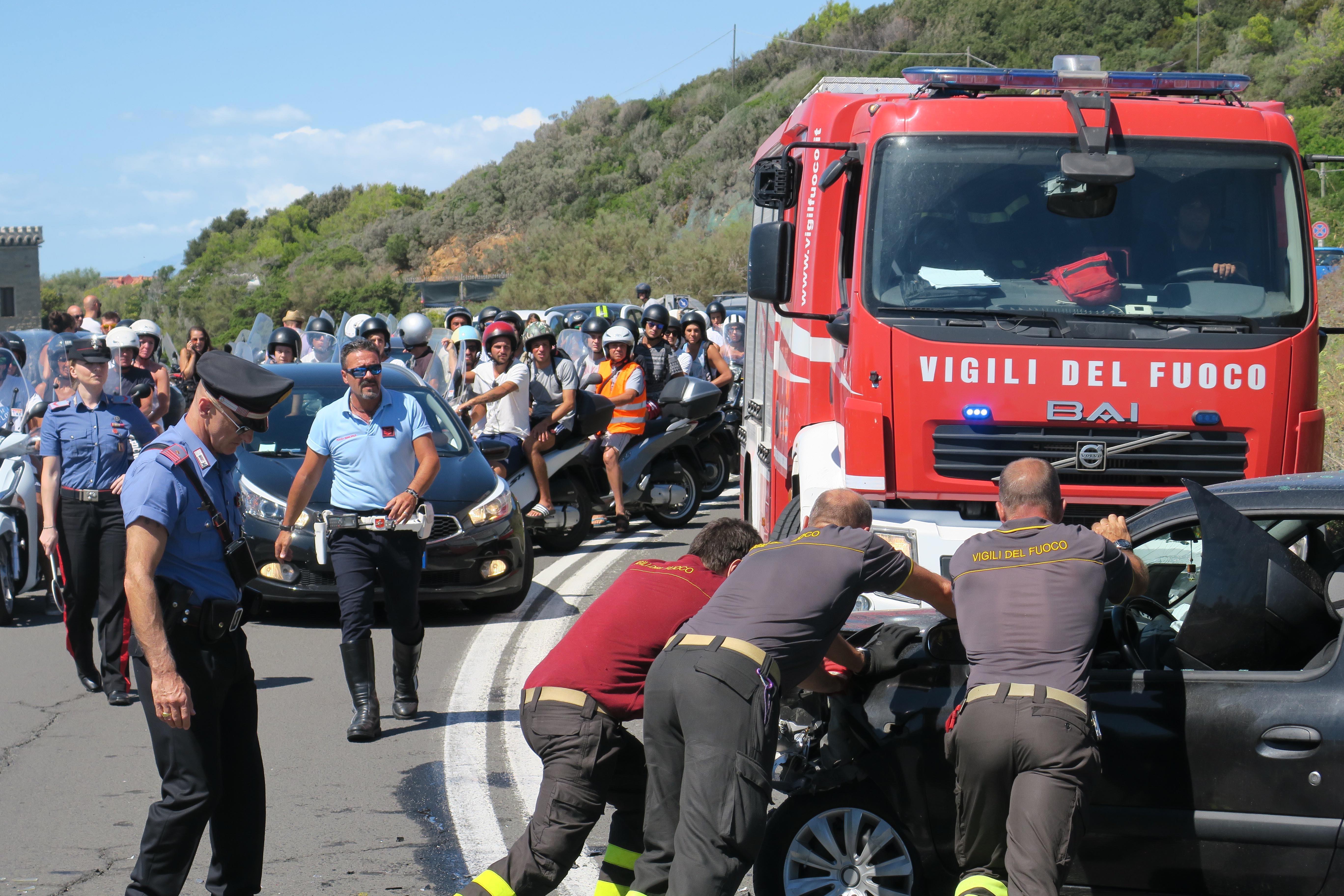 Le operazione per rimuovere le auto (Repetti/Pentafoto)