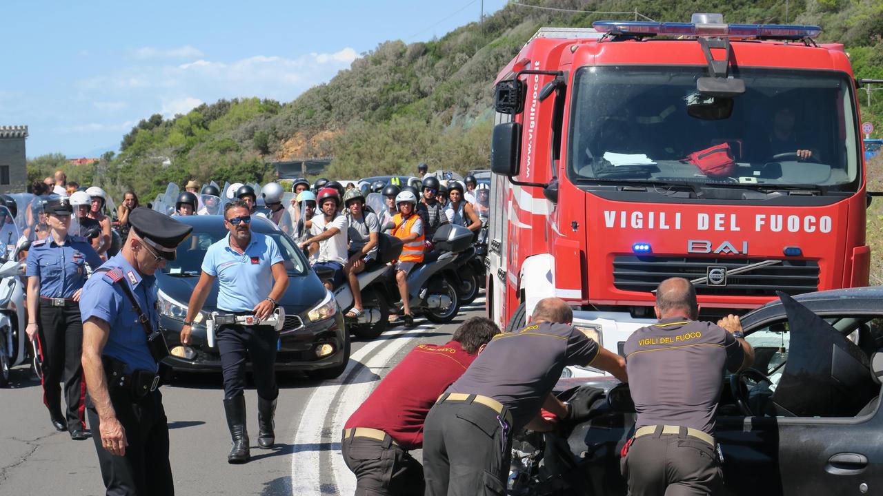 Le operazione per rimuovere le auto (Repetti/Pentafoto)