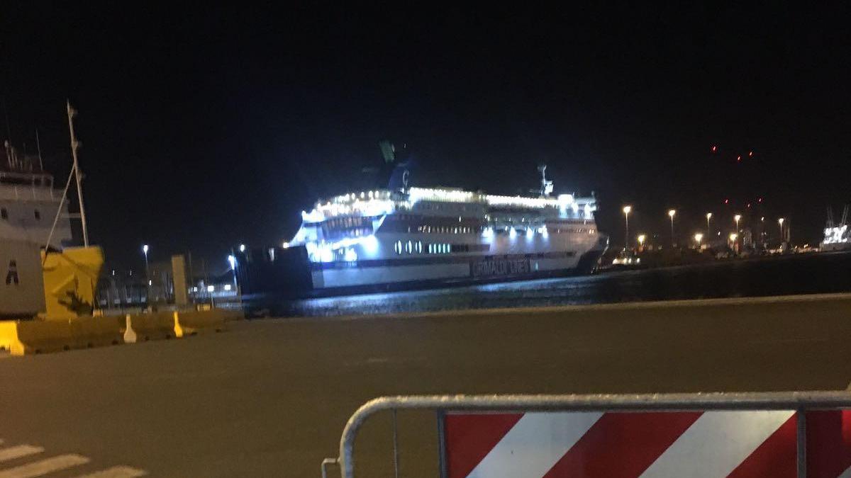 Il traghetto fermo in porto