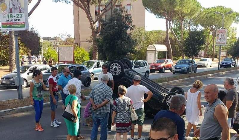 L'auto ribaltata in mezzo a via Mascagni a Grosseto